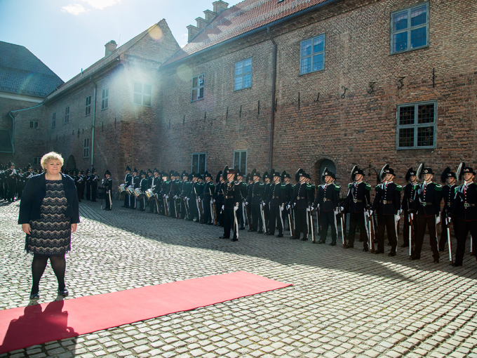 Statsminister Erna Solberg var vertinne under Regjeringas lunsj i høve statsbesøket frå Island i dag. Ho tok imot gjestene ved Akershus slott. Foto: Heiko Junge / NTB scanpix.